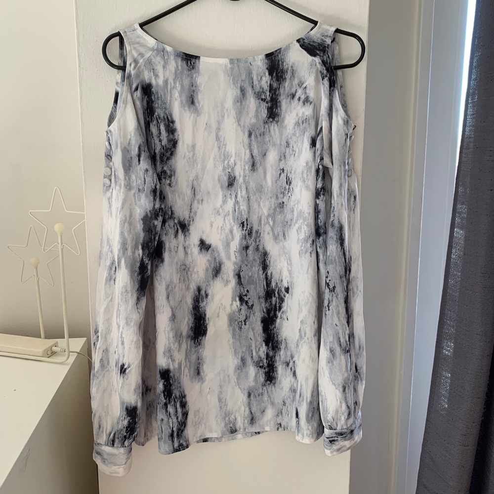 Nwot. Printed cold shoulder long sleeve blouse
